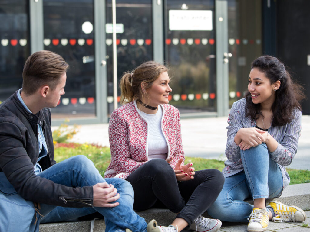 Studierende auf der Boulevard